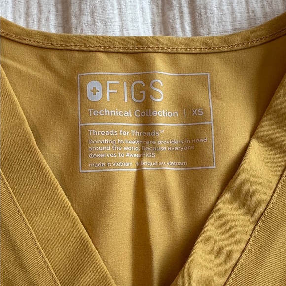 Figs Light Gold Scrub Set - Picture 2 of 4